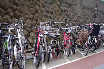 Obraz premium 渋谷駅前の乱雑に放置された自転車群