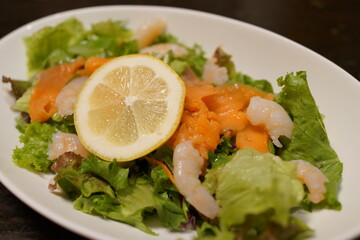 サラダ　新鮮な　野菜　レモンスライス　シーフード　