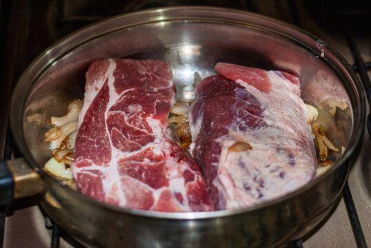 Beef steaks cooked to the pan with onions, Andean potatoes, fine herbs and spices.