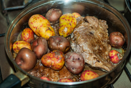 Beef steaks cooked to the pan with onions, Andean potatoes, fine herbs and spices.