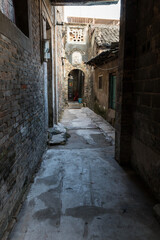 Fototapeta na wymiar Long alleyway