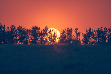 大地に沈む太陽