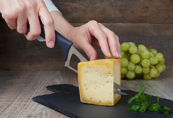 Сыр пармезан на деревянной доске