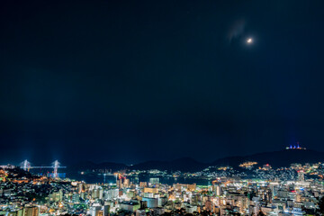 風頭公園から公園から見る月と長崎市の夜景