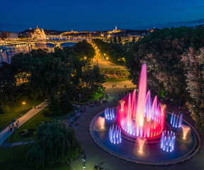 Obraz premium Budapest, Hungary - Aerial view of the Margaret Island Musical Fountain at dusk with Parliament building, Fisherman's Bastion and Buda Castle Royal Palace at background