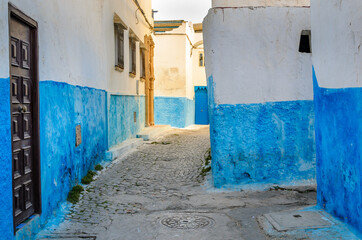alte Strasse blau in Kasbah in Rabat Marokko