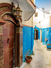alte Strasse blau in Kasbah in Rabat Marokko © dietwalther