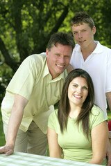 Obraz premium Family posing at the picnic table