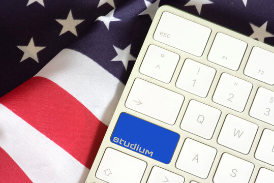 Flagge von USA, Computer und Studium in Amerika