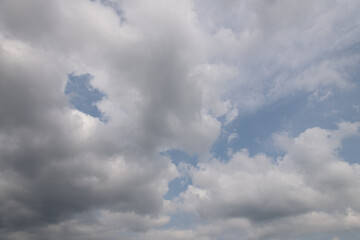 押し寄せて来る雲