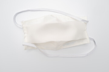 masque blanc Covid 19 lavable sur fond blanc