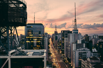 Vista aérea da Avenida Paulista ao entardecer - São Paulo Brasil