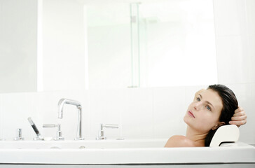 Obraz na płótnie Canvas Woman relaxing in the bathtub