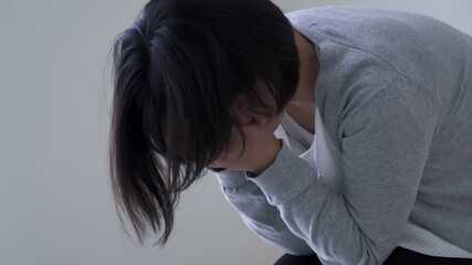 落ち込む女性