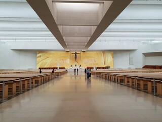 In der neuen Wallfahrtskirche in Fatima Portugal finden bis zu 8000 Gläubige Platz