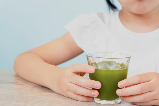 Child Drinking Vegetable Juice.  Kids Drinking Smoothies. 野菜ジュースを飲む女の子。スムージーを飲む子供