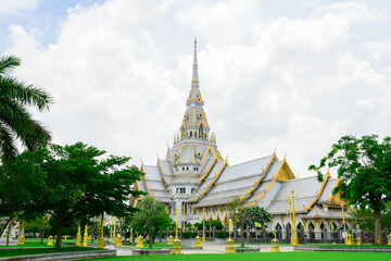 Naklejka premium Views of White Chapel of Sothon Wararam temple and the area around in mueang,Chachoengsao ,Thailand.The beauty of temple In the Buddhism.