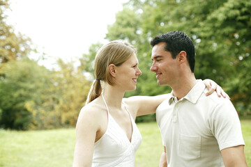 Obraz premium Couple looking at each other