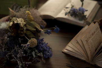 ドライフラワーと洋書