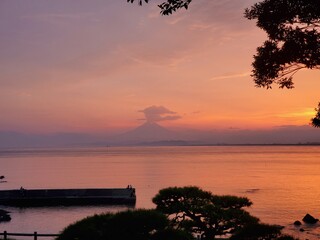 Fototapeta na wymiar 夕焼けにうつる富士山