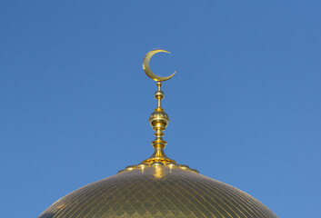 Fototapeta na wymiar Muslim mosque on a background of blue sky. Muslim and Islamic architecture