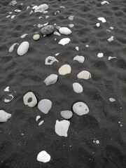 Kiesel an einem Strand auf Island