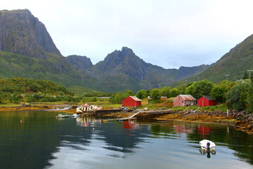 Fototapeta na wymiar Norwegische Landschaft mit Häusern