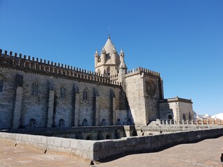 Fototapeta na wymiar Über dem Kreuzgang der Kathedrale in Evora Portugal