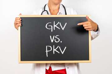 Arzt mit einer Tafel auf der GKV vs PKV für gesetzlich versicherte Patienten gegenüber...