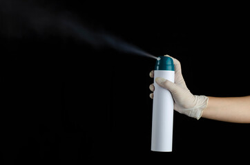 mano con aerosol desinfectante 