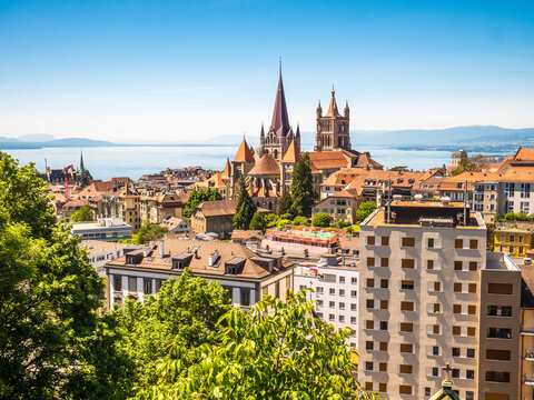 Vue sur Lausanne et sa cath&eacute;drale en Suisse