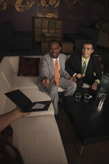 Obraz premium Businessman handing credit card to the waiter