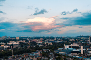 Obraz premium stormy sky over the city