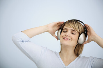 Naklejka premium Woman with headphones listening to music