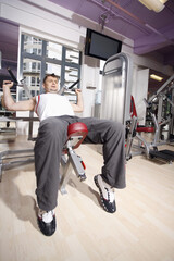 Naklejka premium Man weight lifting in the gym