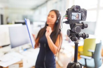 Geschäftsfrau vor der Videokamera für Coaching online