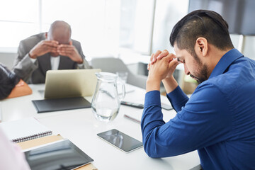 Verzweifelte und traurige Business Leute am Konferenztisch