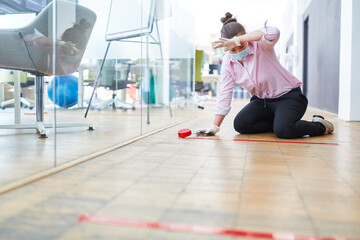 Geschäftsfrau markiert Büro Boden mit Klebeband