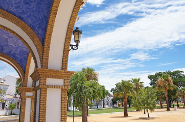 Fototapeta premium Mediterraner Platz mit Rundbögen - Almonte/Andalusien/Spanien/Europa