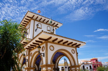 Mediterranes Bauwerk mit Rundbögen und Flagge - Almonte/Andalusien/Spanien/Europa