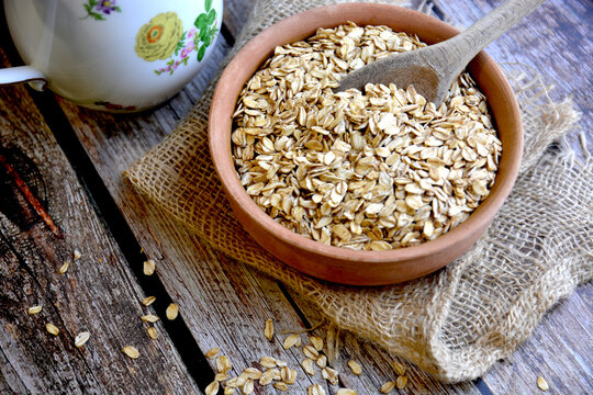 fiocchi di avena su tavolo di legno
