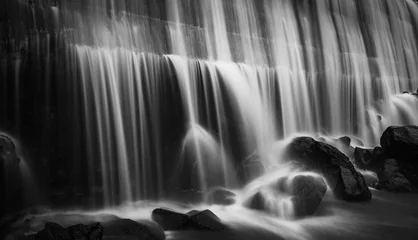 Photo sur Plexiglas Noir et blanc Format noir et blanc en cascade dans un flou de mouvement à longue exposition