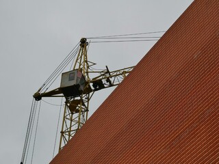 Fototapeta na wymiar crane on the roof