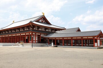 Obraz premium 梅雨の晴れ間の薬師寺