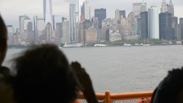 People taking picture of Manhattan in New York City in 4K Slow motion 60fps