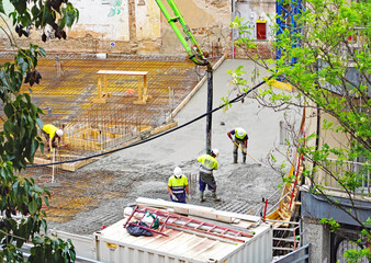 Vertido de hormigón en la construcción de un bloque de pisos en Barcelona, Catalunya, España,...