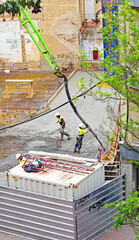 Vertido de hormigón en la construcción de un bloque de pisos en Barcelona, Catalunya, España, Europa
