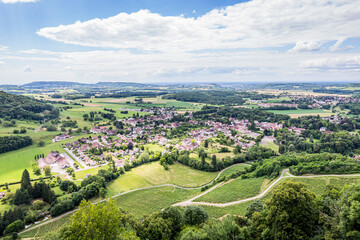 Vue depuis le village perch&eacute; de Chateau-Chalon