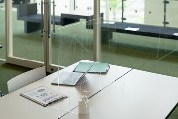 アクリルパーティションのあるオフィス