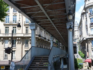 Obraz premium The Bir Hakeim bridge in Paris under repairs.